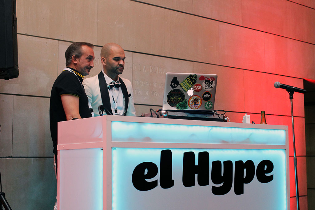 H4L9000 y Miguel Caamaño, cariacontecidos, tras desatender la petición de un barbudo con chaqueta verde que insistía en que le pincharan la de Edurne en Eurovisión.