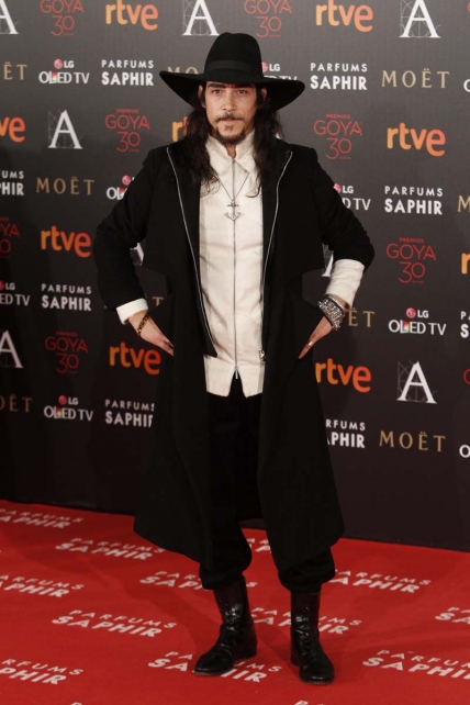 El ejemplo más flagrante es Óscar Jaenada, el Johnny Depp español, y su conjunto entre Alatriste, Jack Sparrow, El Zorro y una fashion blogger, fedora en ristre.