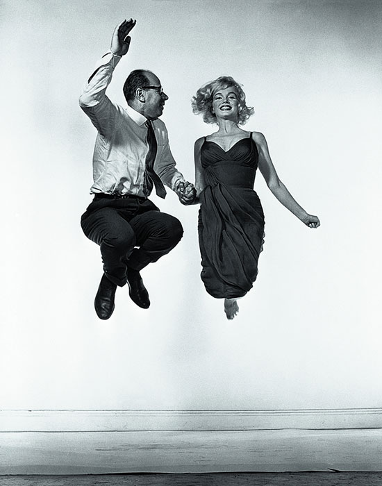 Marilyn Monroe saltando con Philippe Halsman. Foto de Yvonne Halsman, 1954