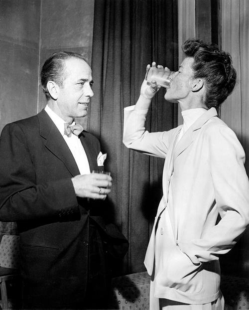 Humphrey Bogart y Katharine Hepburn en un acto promocional en el Claridge (Londres, 1951)