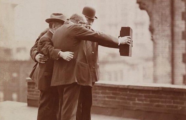 Modernos de los albores del XX, inventando el selfie.