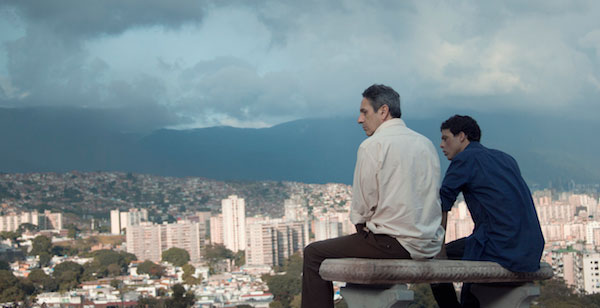 Alfredo Castro y Luís Silva en una escena de "Desde Allá"