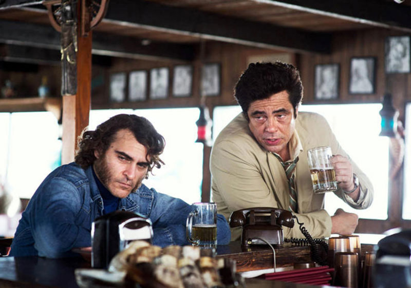 Joaquin Phoenix y Benicio del Toro en "Puro Vicio"