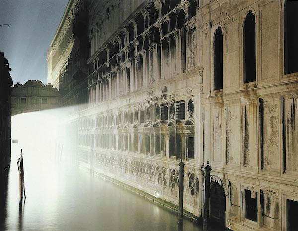© Luigi Ghirri. Luigi Ghirri - Venezia, 1987. Serie Paesaggio italiano, © Eredi di Luigi Ghirri - Courtesy Fondo di Luigi Ghirri