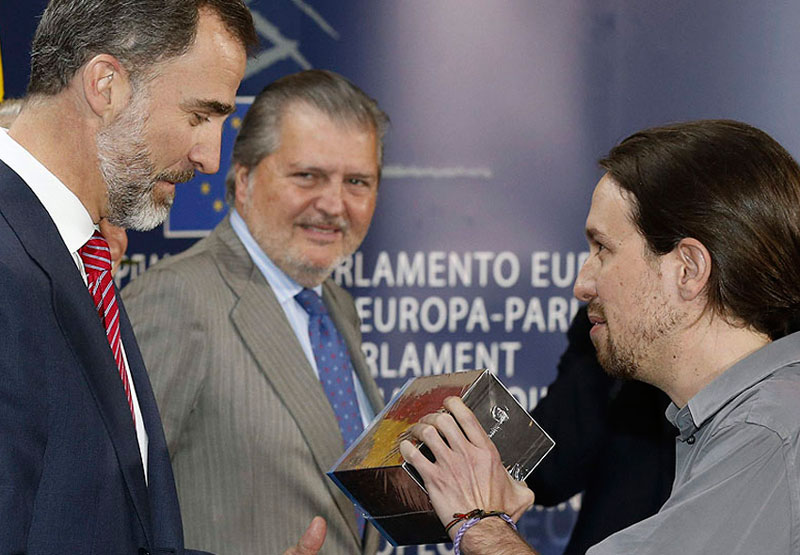 Pablo Iglesias regalando la serie "Juego de tronos" al Rey Felipe VI