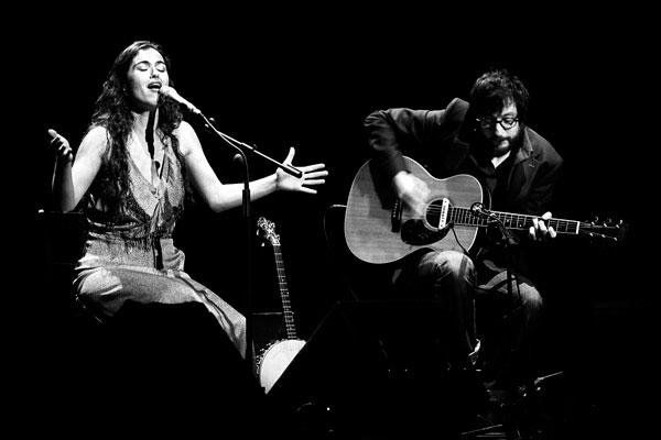 Silvia Pérez Cruz y Raül Fernández (Refree) en un concierto
