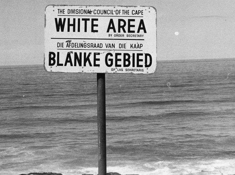 Playa sólo para blancos, en la Sudáfrica de Coetzee.