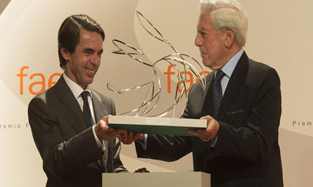 A Vargas Llosa se le ve más recto y derecho que torcido
