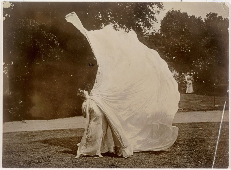 Loïe Fuller Dansant dans un parc, Harry C. Ellis.