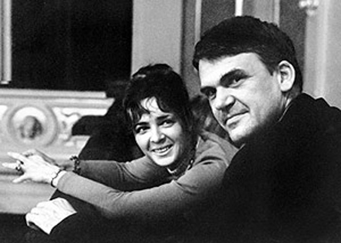 Siempre me pareció hermosa la forma como la mujer de Kundera observa a su marido.