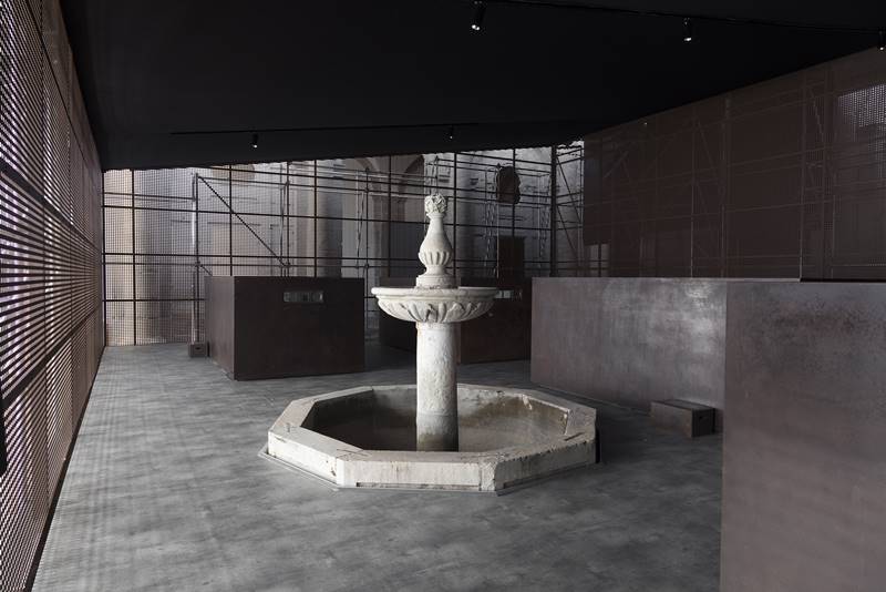© Instalación S.A.C.R.E.D. de Ai Weiwei en el claustro de la Catedral de Cuenca. Fotografía web Castilla La Mancha.
