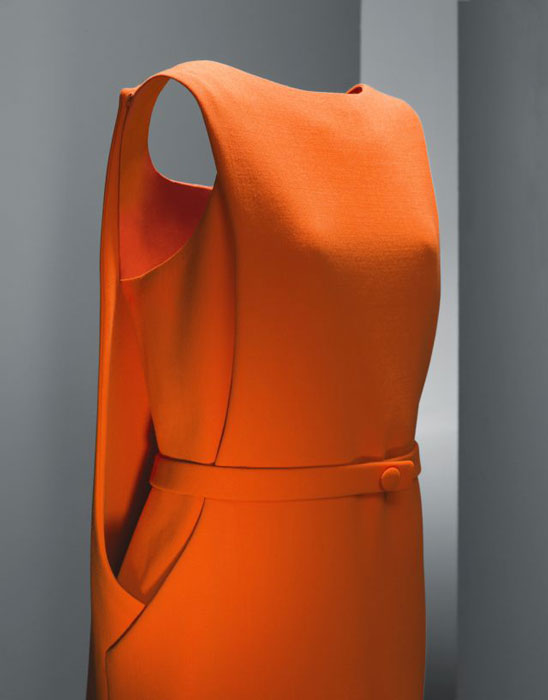 Vestido de día en crespón de lana naranja. Museo Balenciaga.