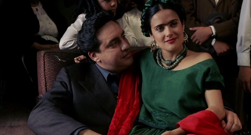 Salma Hayek y Alfred Molina en Frida (2002), dirigida por Julie Taymor.