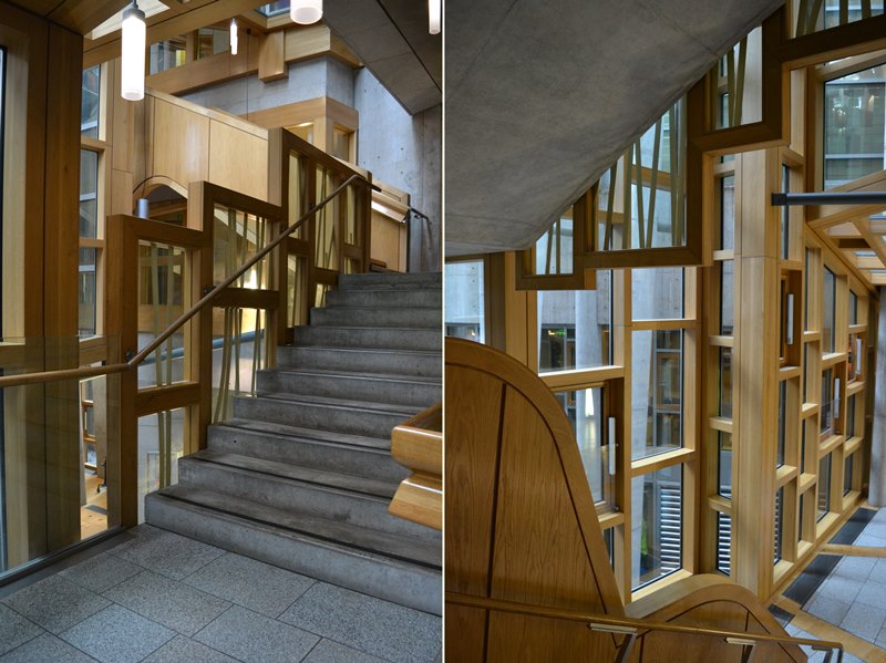 Lobby y escaleras interiores del Parlamento de Edimburgo, arquitecto Enric Miralles. © Fotografía SJLL.