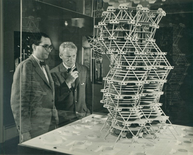 Louis Kahn arquitecto con la maqueta de la City Tower de Filadelfia.