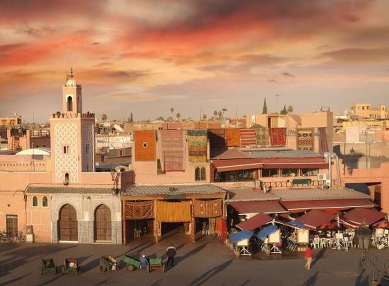 plaza-marrakech-el-cielo-protector-bertolucci-cultura-elhype