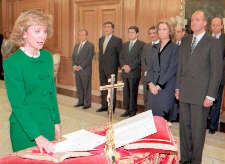 Esperanza Aguirre jurando el cargo de Ministra