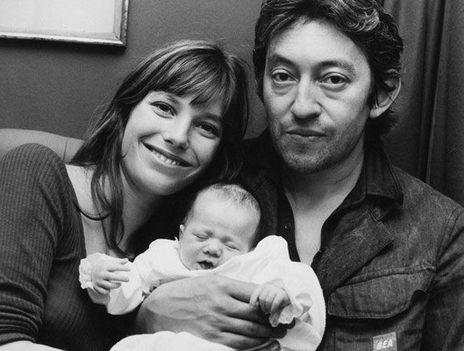 Charlotte Gainsbourg con sus papás.  ©Michael Webb.