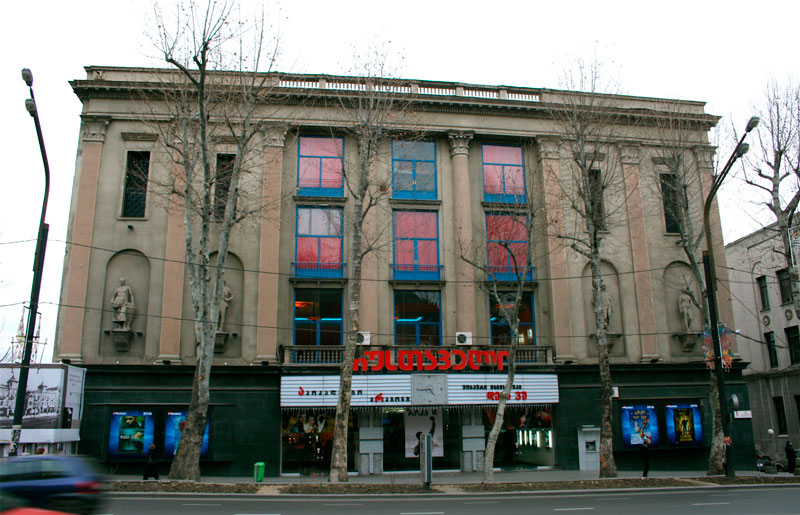 El emblématico Prometheus Film Centre en Tiflis (Georgia).