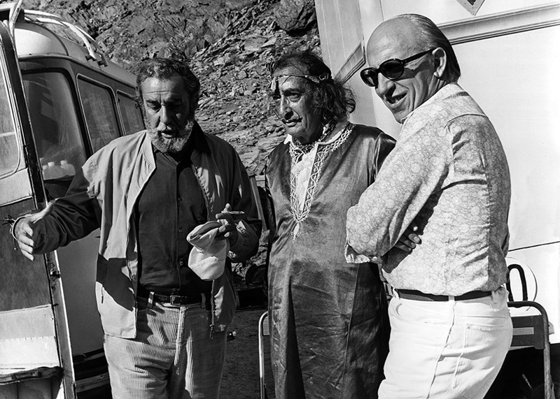 Faro. Cadaqués, 1970. Dalí, Fernando Rey y Alfredo Matas durante el rodaje de La luz del fin del mundo © Fototeca Yolanda Mnc.