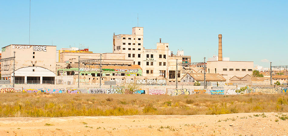 El edificio de Cervezas Turia y otros restos industriales junto a las vías de tren. Foto: Juanjo Hernández