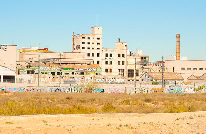 Paseos desde el límite #14: La ciudad se come su historia, en directo