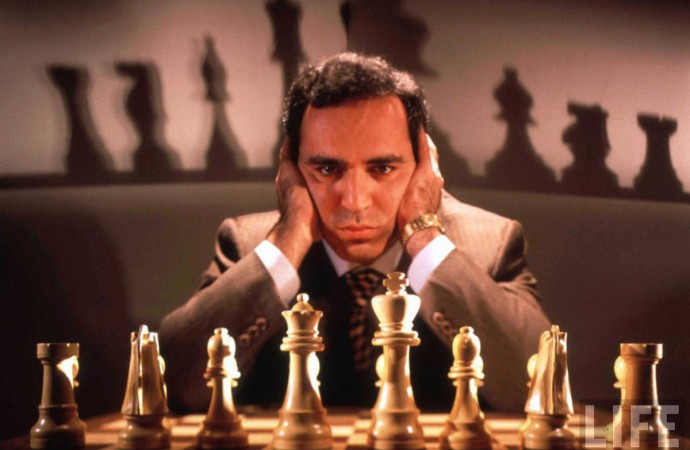 Kasparov ataca