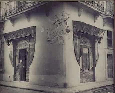 Farmacia Juanola, en el barrio de Gràcia. Barcelona 1898.