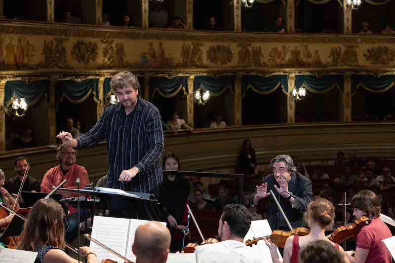 Aleksandr Polykov ensaya con la Orquesta Juvenil Luigi Cherubini bajo la supervisión de Riccardo Muti. @ Silvia Lelli.