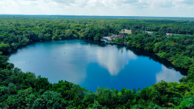 Cenote Azul en Bacalar