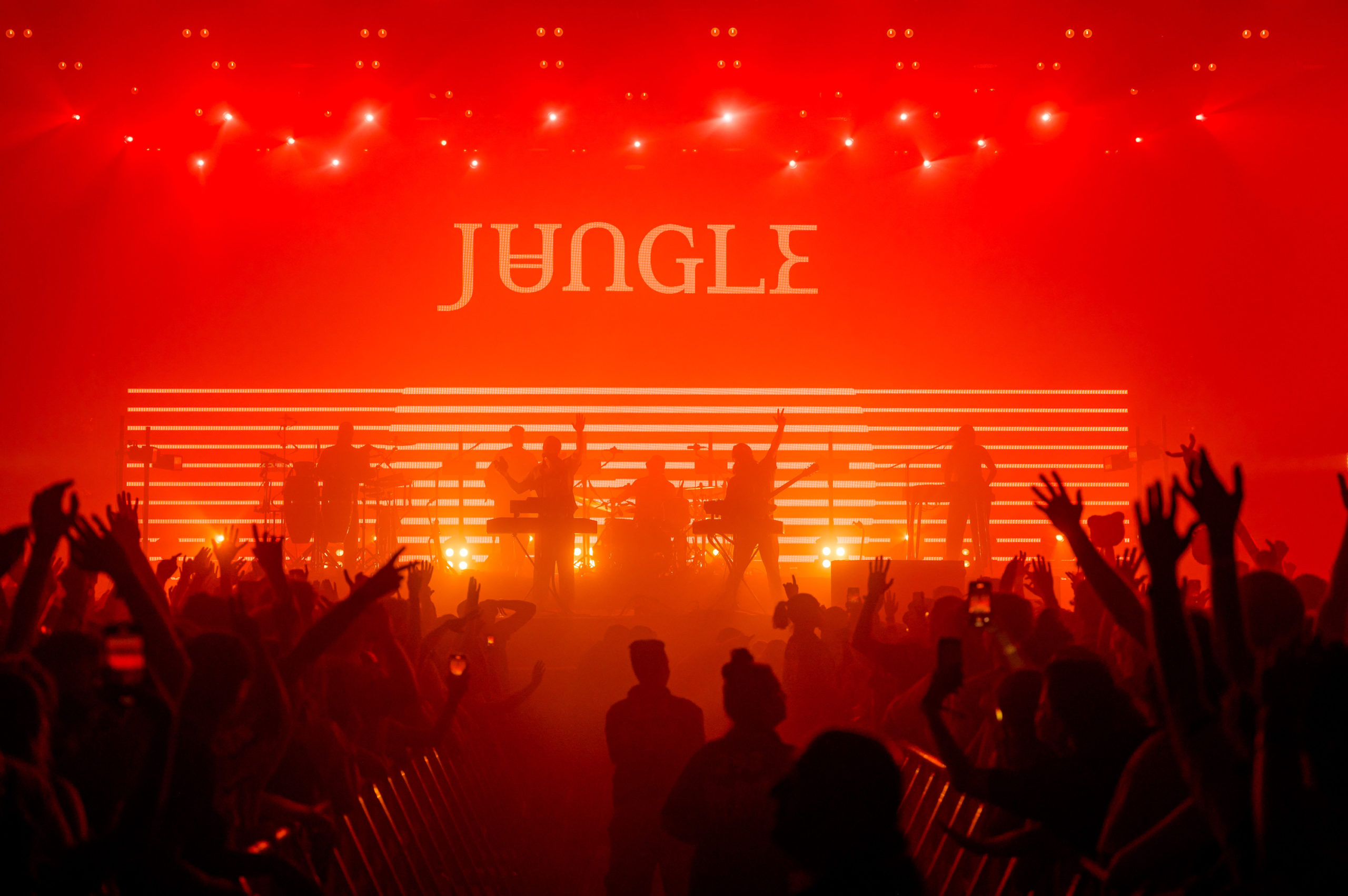 Jungle tocando el escenario Freedome