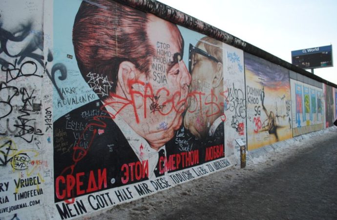One Wall, Two Opinions: The Zero Degree of Post-war Writing