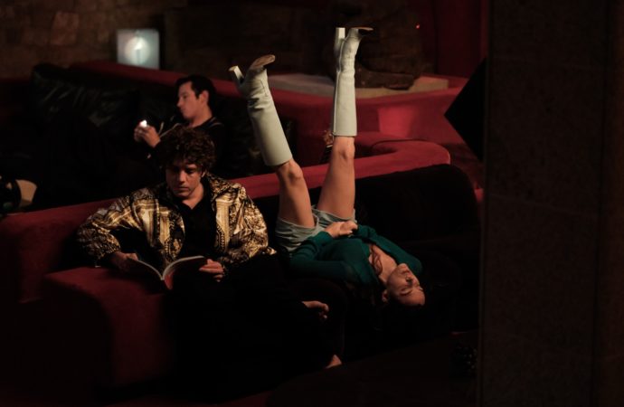 «Rosebush Pruning»: más caricatura que provocación