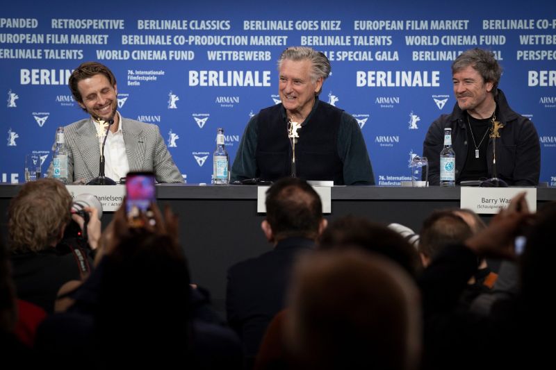 Anders Danielsen Lie, Bill Pullman y Barry Ward en la rueda de prensa de Everybody Digs Bill Evans, en la 76ª Berlinale.