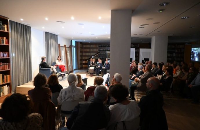 Censura y cancelación: Eva Peydró y Paco Roca dialogan en la Fundación Cañada Blanch sobre los límites del arte